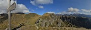51  La croce lignea  con vista verso il Monte MIncucco e oltre